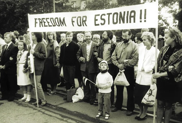 Às 19:00 em 23 de agosto de 1989, cerca de 2 milhões de pessoas da Estónia, Letónia e Lituânia juntaram as mãos, formando uma corrente humana de Tallinn através de Riga para Vilnius, abrangendo 600 quilômetros. Foi um protesto pacífico contra a ocupação soviética ilegal.