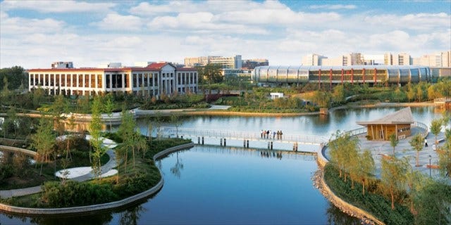 Vista aérea do campus do Z-Park, em Pequim, com lago central cercado por prédios de empresas de tecnologia
